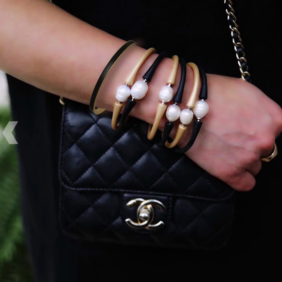 KATE SPADE • Black Draw The Line Bangle Bracelet - Picture 2 of 3